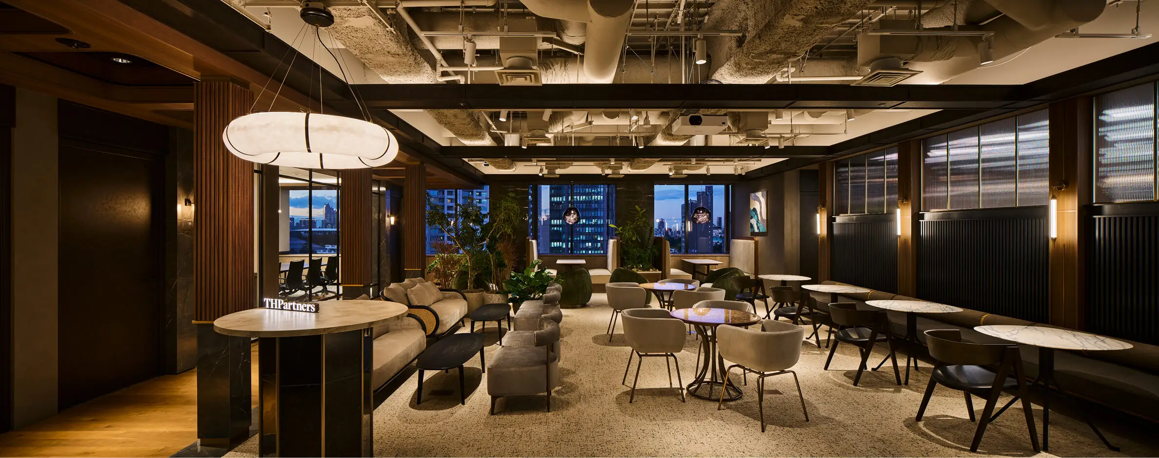 採用セクションの背景画像